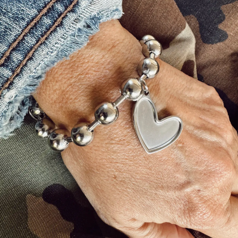 Bead bracelet - heart charm - 7.5”