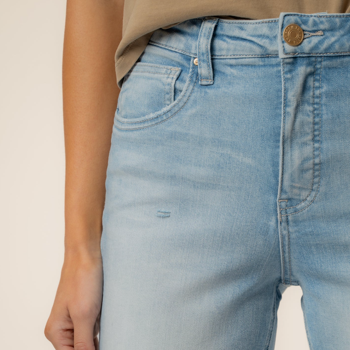 Kut from the Kloth Rachael High Rise Mom Jean with Raw Hem